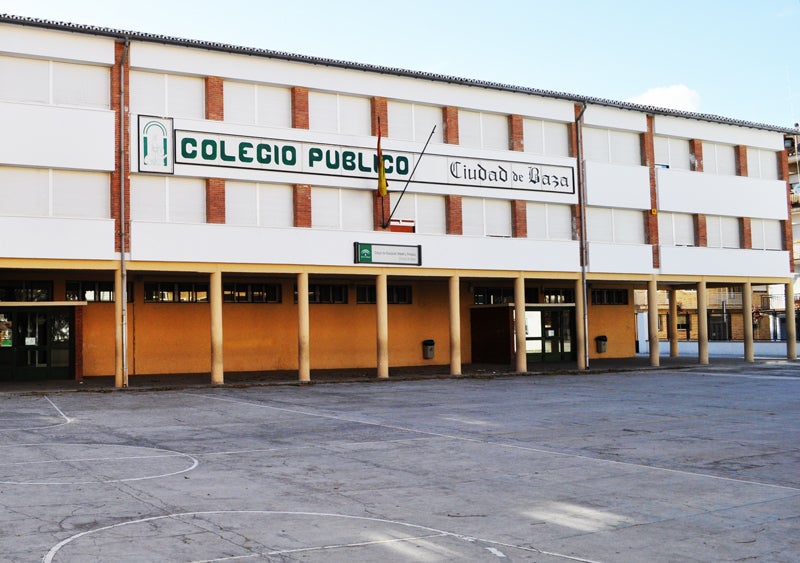 El Colegio Ciudad de Baza cierra su 50 aniversario con un acto en el teatro Dengra Baza Ideal